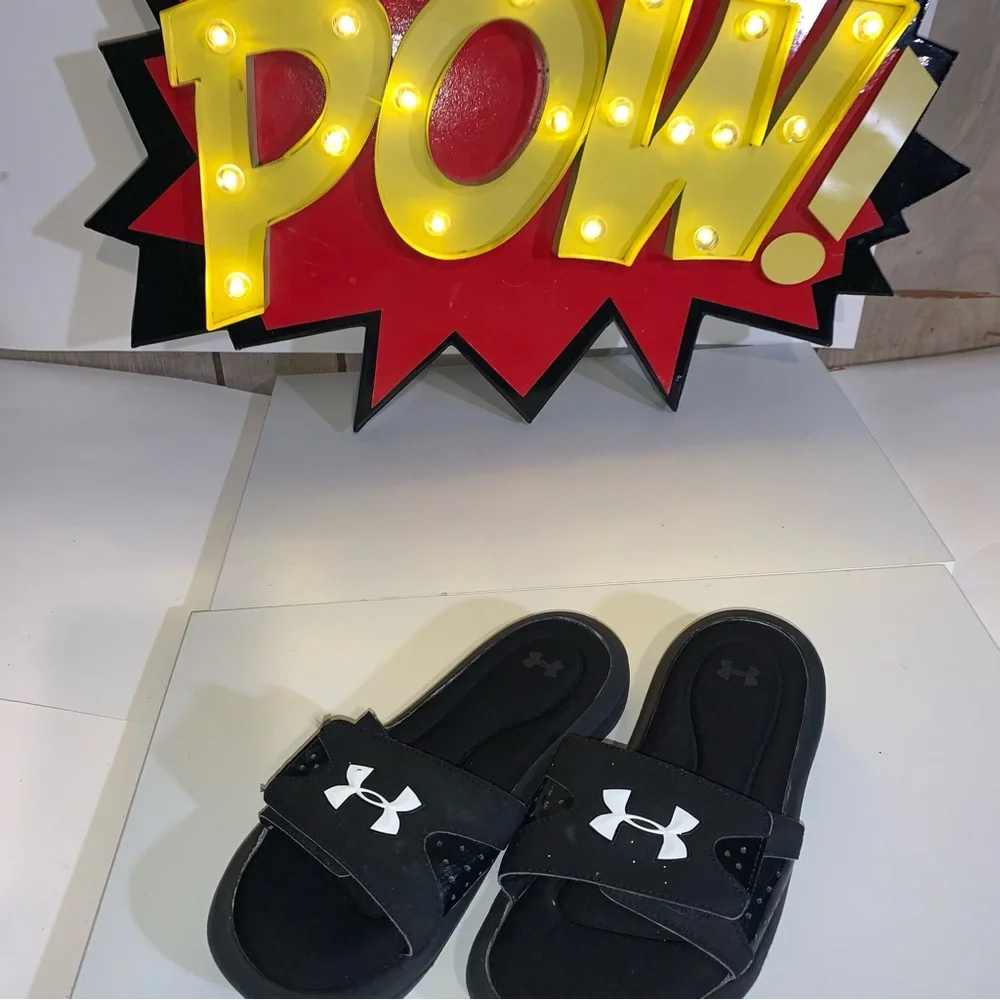 Under Armour Used Size 5Y Youth Great Condition Black and White Sandals / Slides